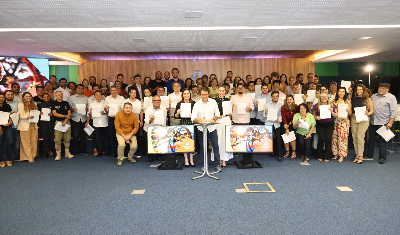 prefeito e secretários municipais posam para a foto no auditório do paço